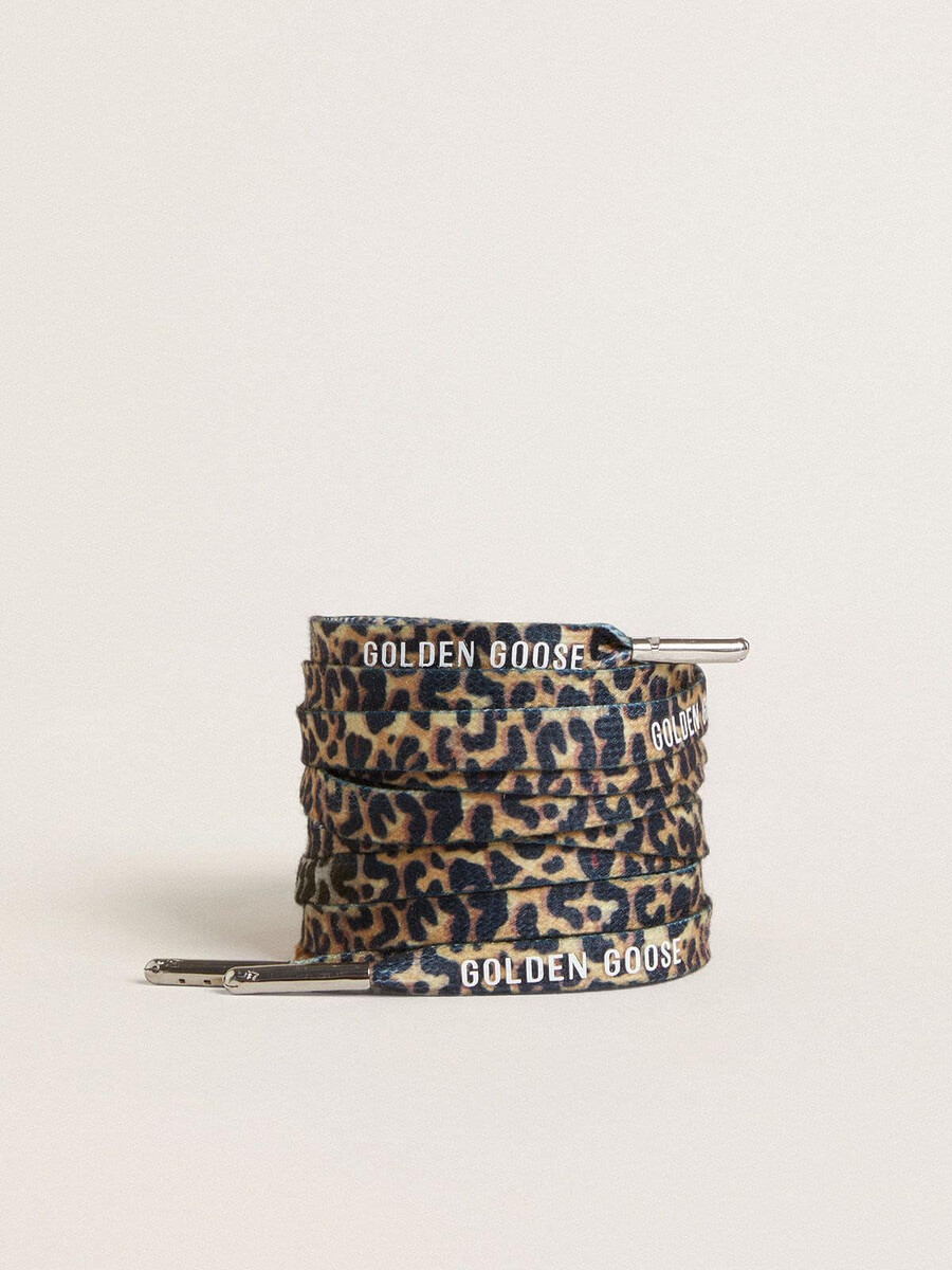 beige veters met luipaardprint en een contrasterend wit logo.