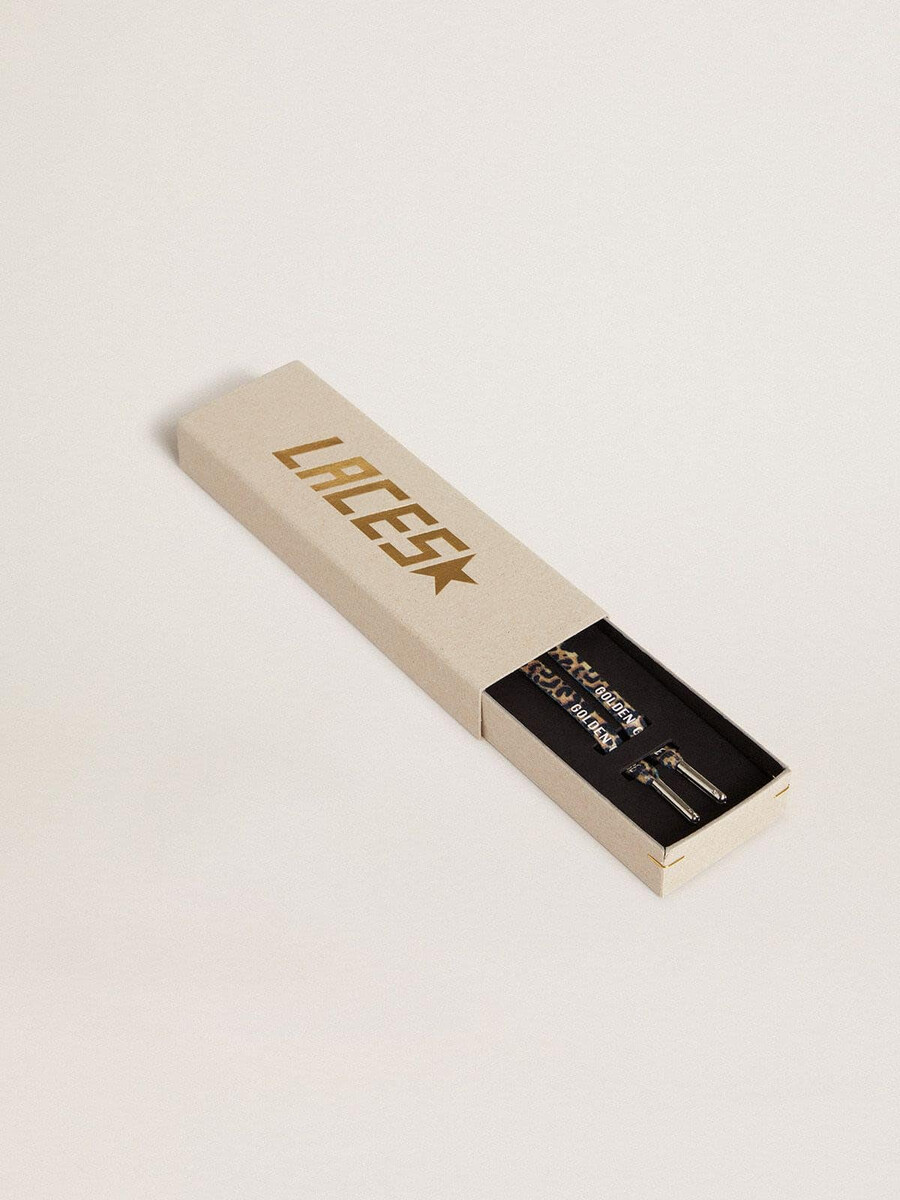beige veters met luipaardprint en een contrasterend wit logo.