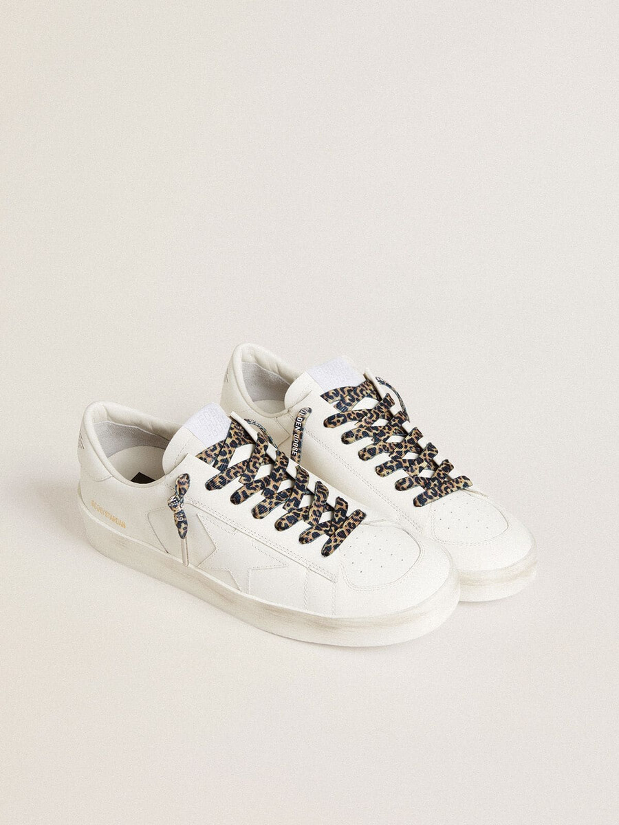 beige veters met luipaardprint en een contrasterend wit logo.