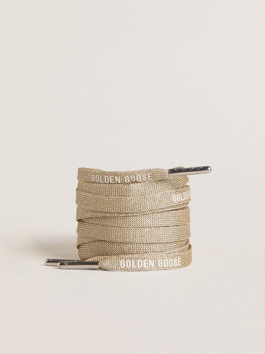 goudkleurige lurex-veters met contrasterend wit logo