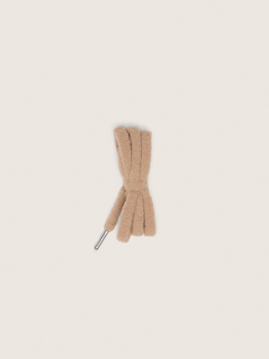 beige pluizige veters