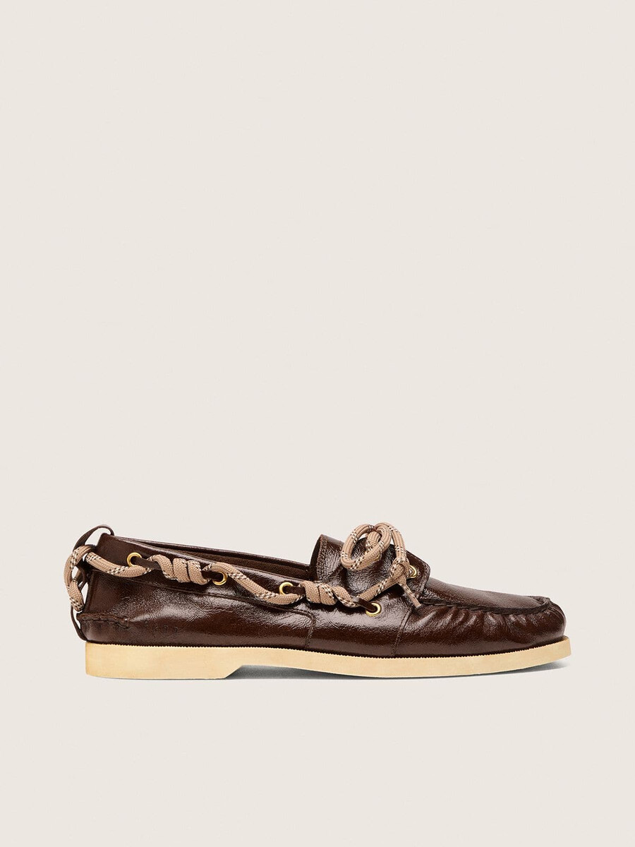 dames cruise loafers van glanzend donkerbruin leer.