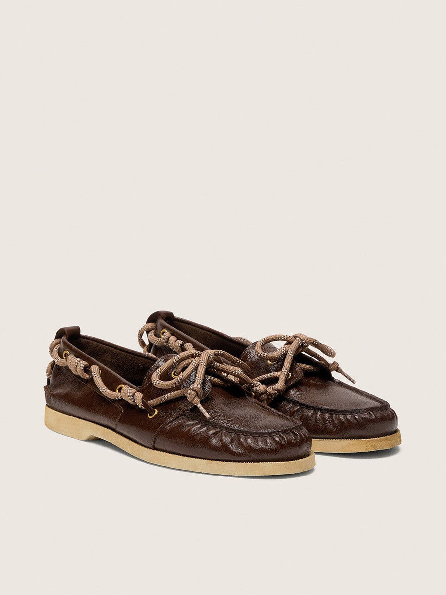 dames cruise loafers van glanzend donkerbruin leer.