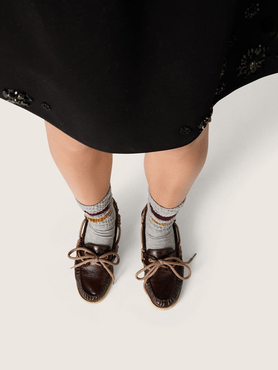 dames cruise loafers van glanzend donkerbruin leer.