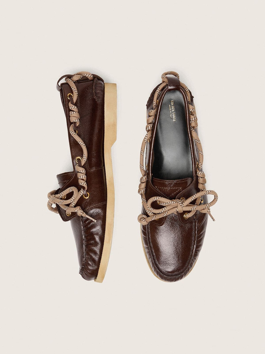 dames cruise loafers van glanzend donkerbruin leer.