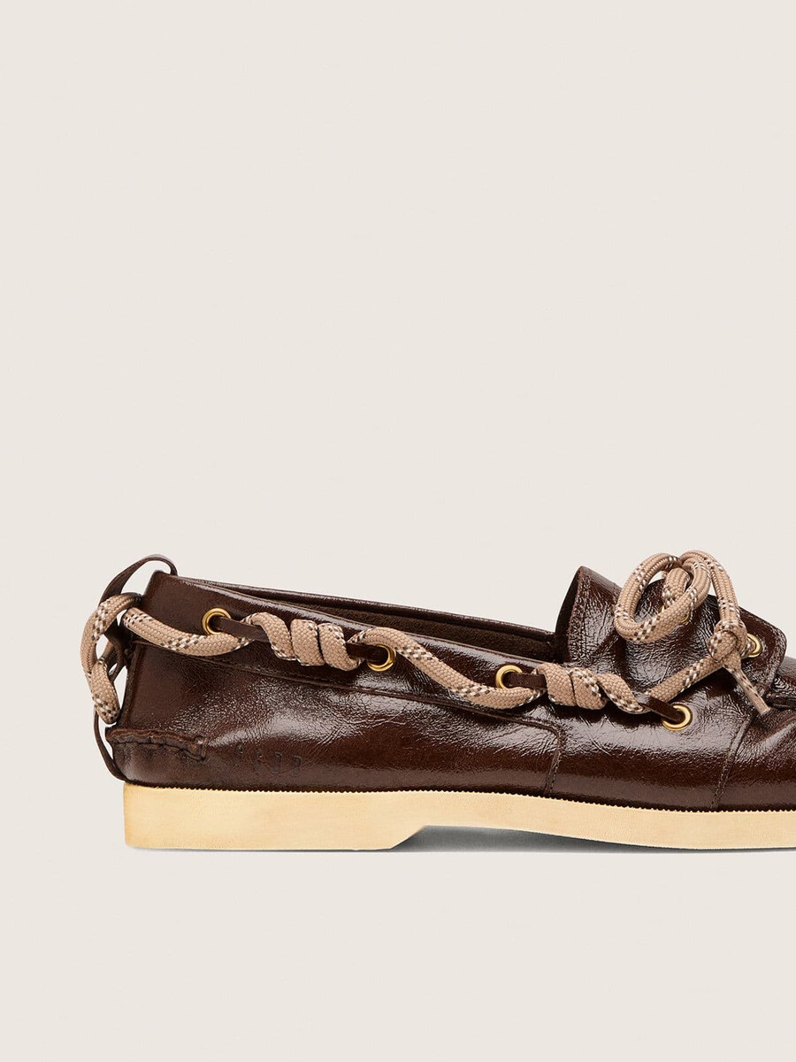 dames cruise loafers van glanzend donkerbruin leer.