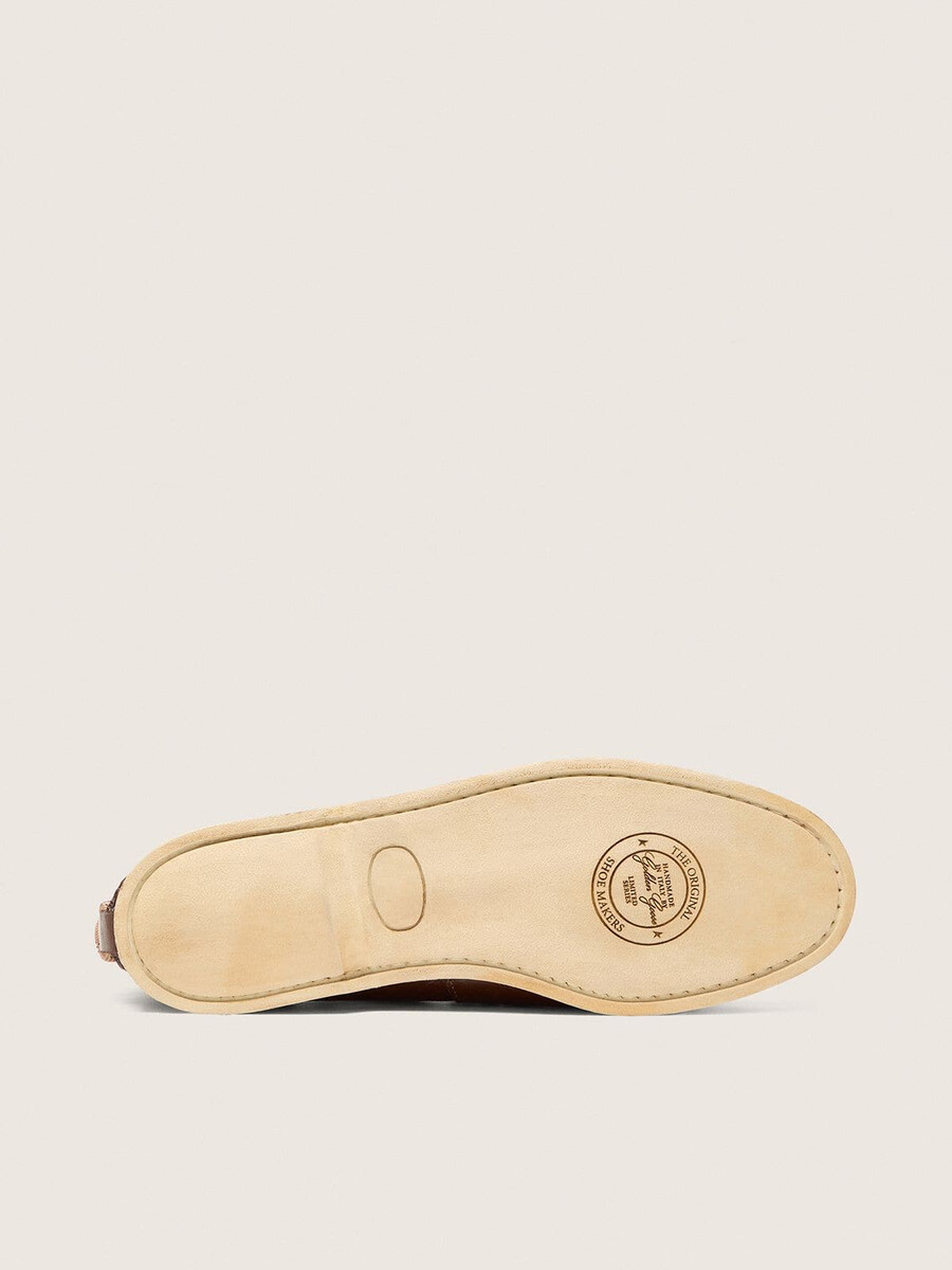 dames cruise loafers van glanzend donkerbruin leer.
