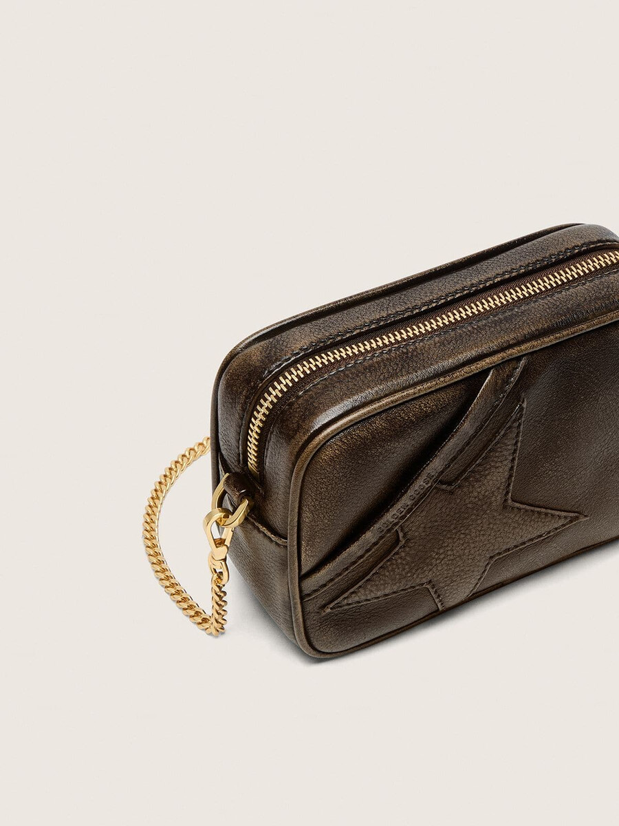 mini star bag van verweerd donkerbruin leer met een ton-sur-ton ster.