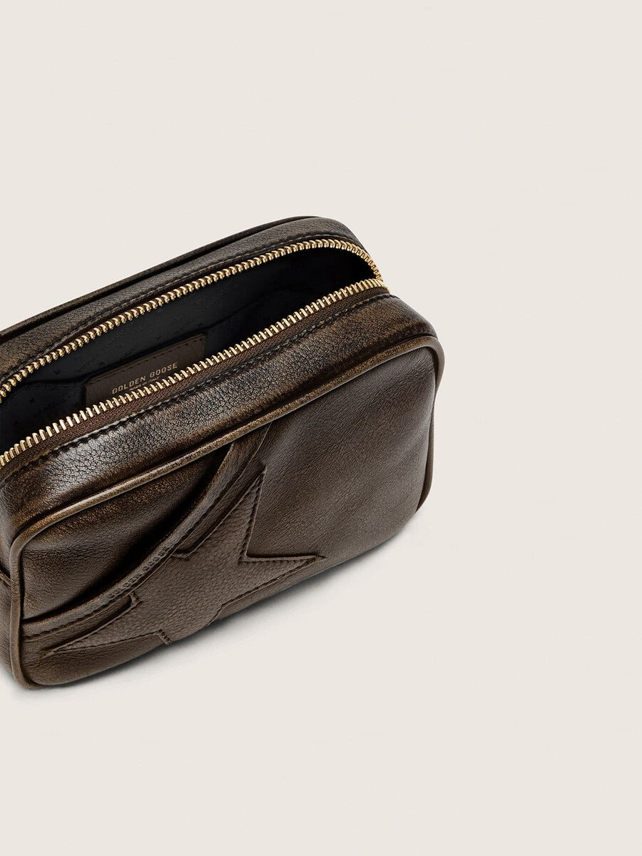 mini star bag van verweerd donkerbruin leer met een ton-sur-ton ster.