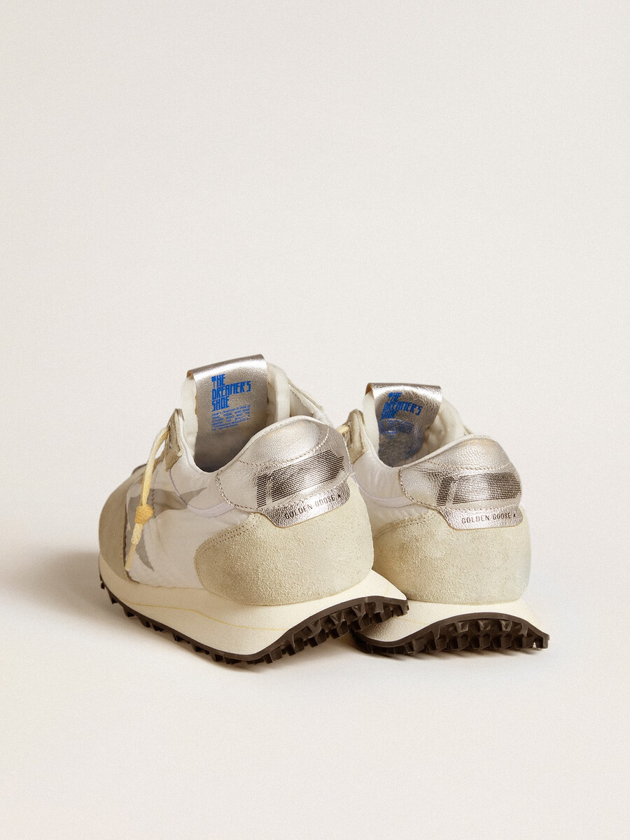 marathon herenschoen met wit nylon bovenwerk en zilveren ster.