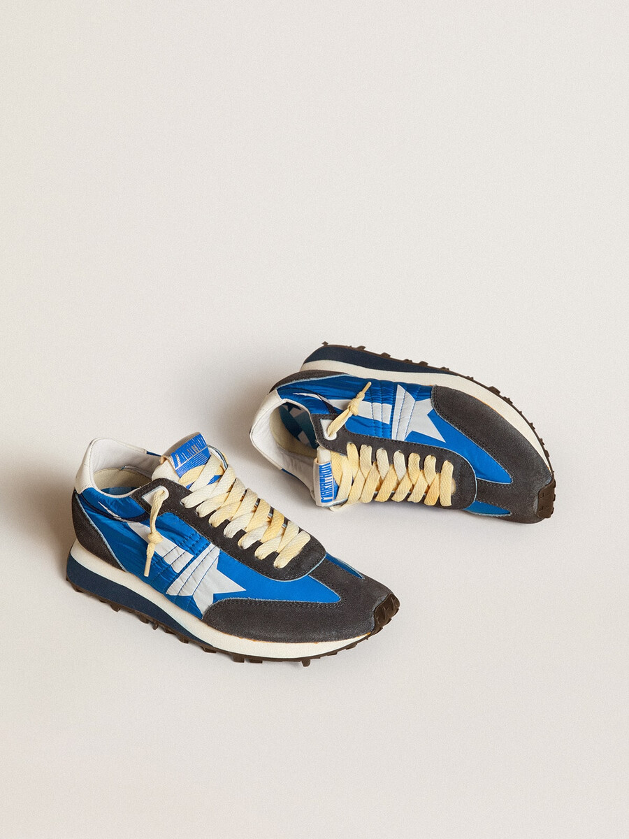 damesmarathon met blauw nylon bovenwerk en witte ster