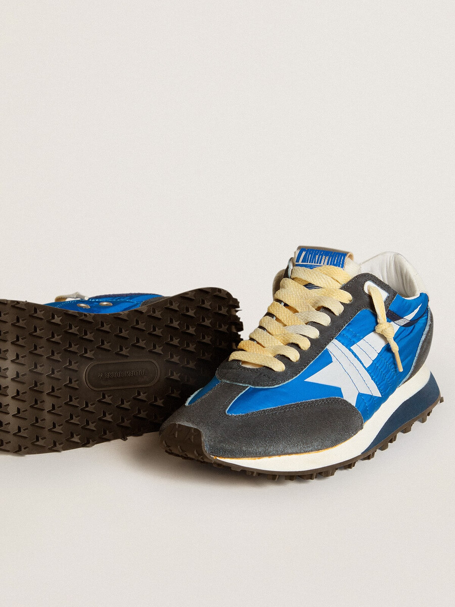 damesmarathon met blauw nylon bovenwerk en witte ster