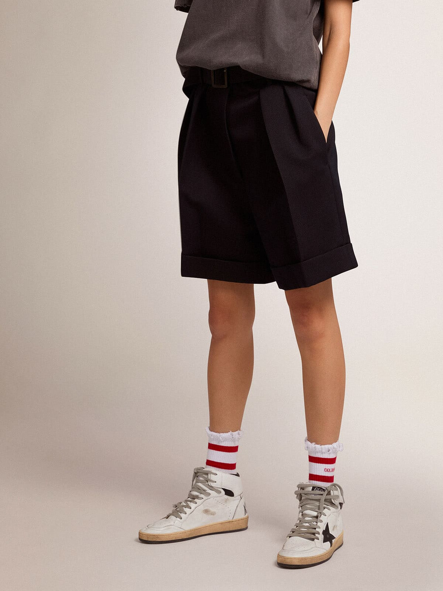 damesshorts van zwarte wollen gabardine met tailleband.
