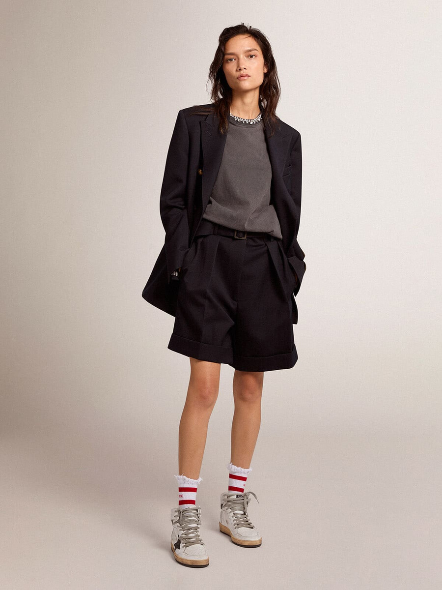 damesshorts van zwarte wollen gabardine met tailleband.