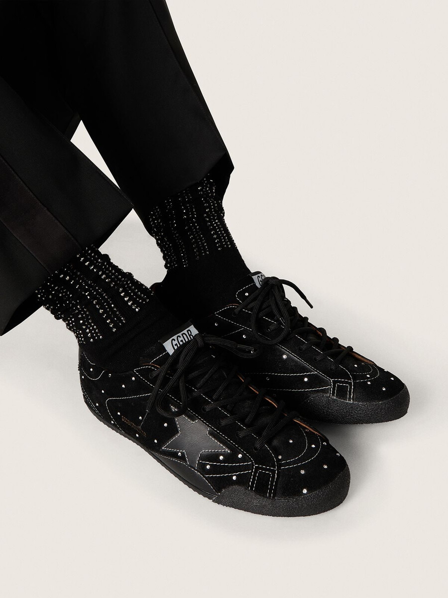 zwarte sokken met een verweerde look en strass-steentjes.