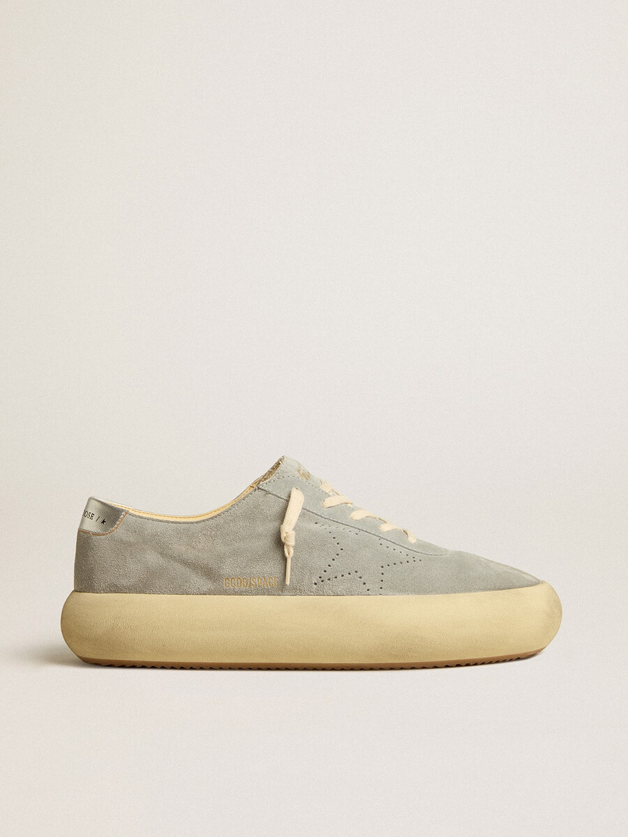space-star herenschoenen van ijsgrijs suède met geperforeerde ster.