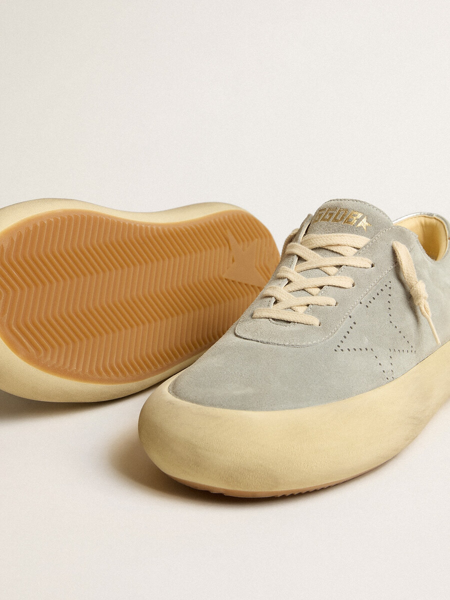 space-star herenschoenen van ijsgrijs suède met geperforeerde ster.