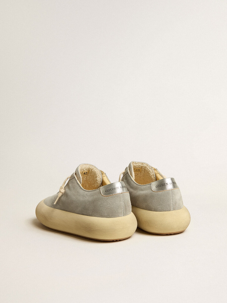 space-star herenschoenen van ijsgrijs suède met geperforeerde ster.