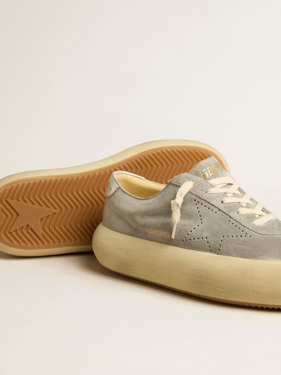 dames space-star schoenen in ijsgrijs suède met geperforeerde ster
