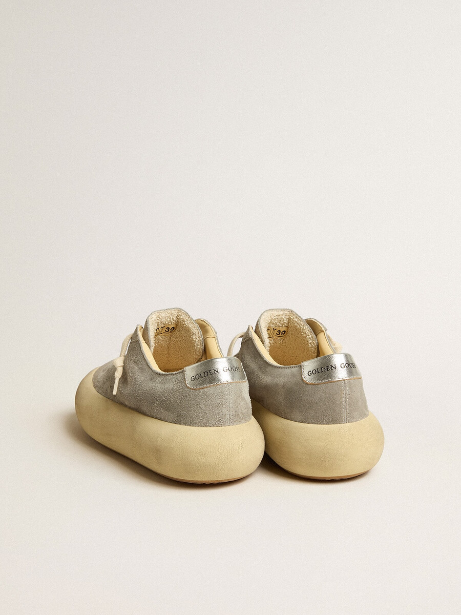 dames space-star schoenen in ijsgrijs suède met geperforeerde ster