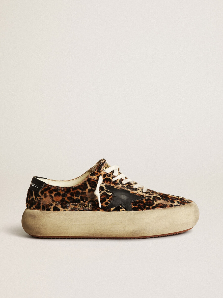 dames space-star van ponyhuid met luipaardprint en zwarte ster