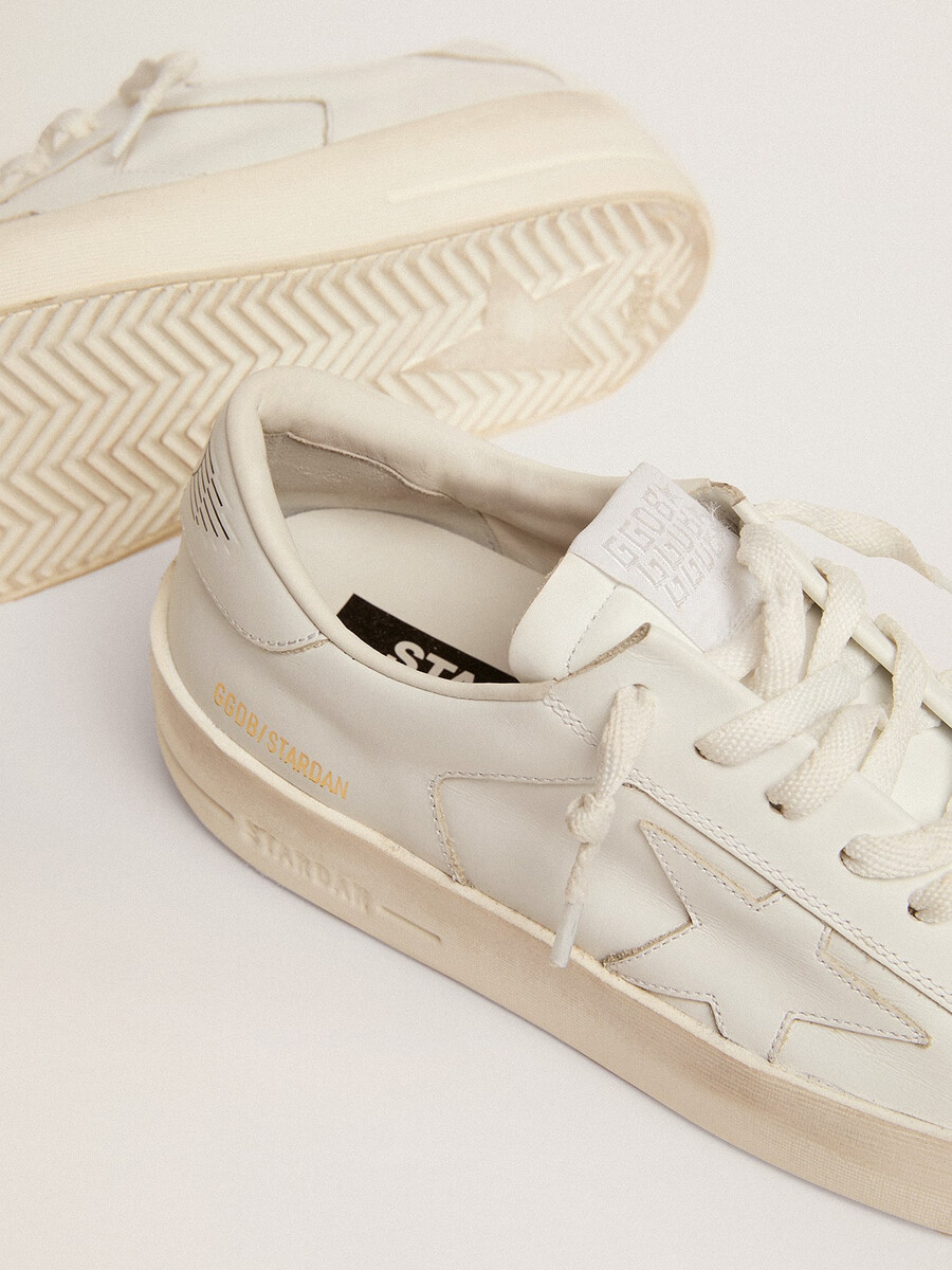 damessneakers van stardan volledig uitgevoerd in wit leer.