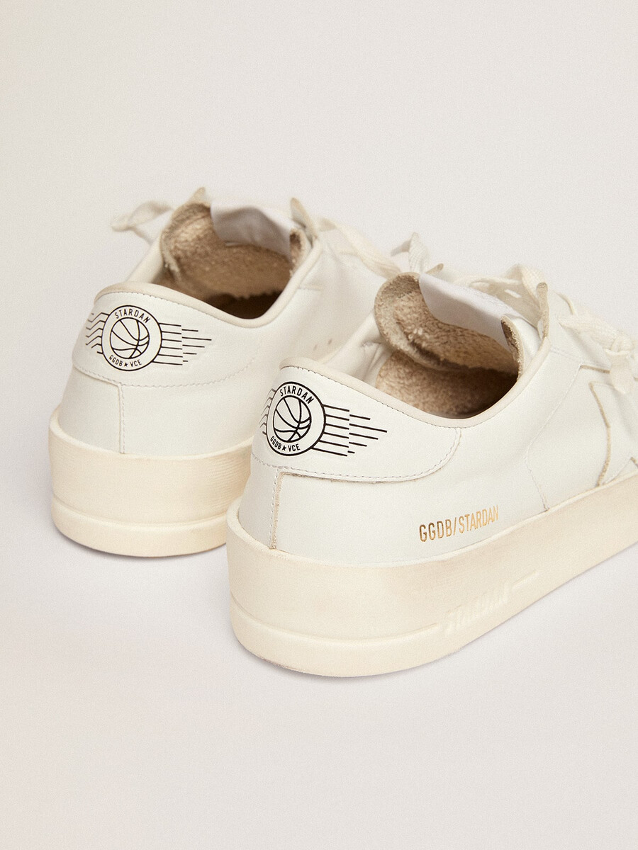 damessneakers van stardan volledig uitgevoerd in wit leer.