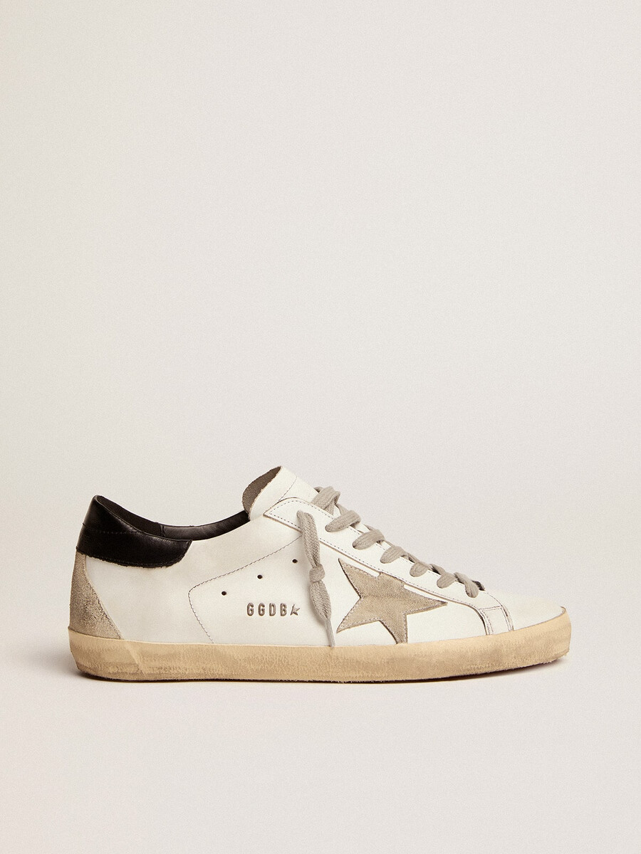 heren super-star met zwarte hielversteviging en metalen studs met letters.