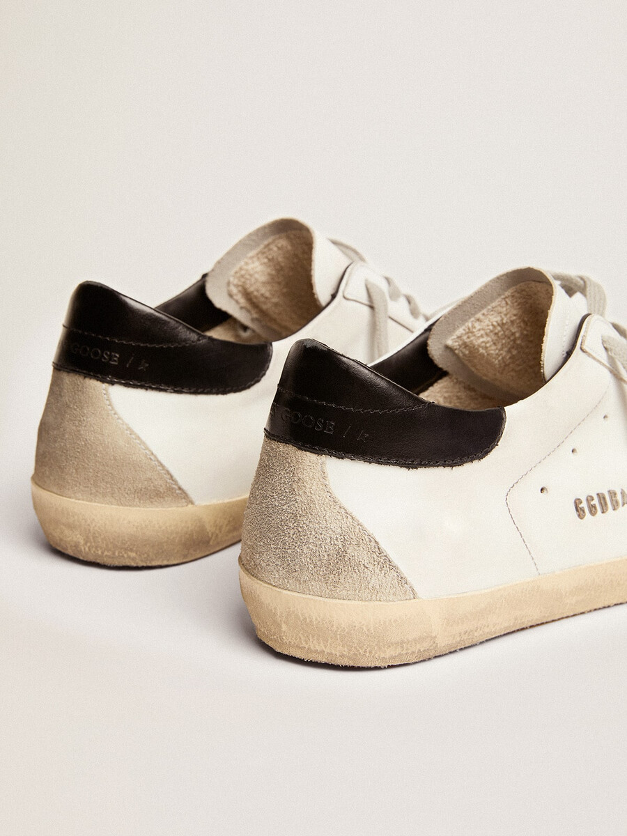 heren super-star met zwarte hielversteviging en metalen studs met letters.