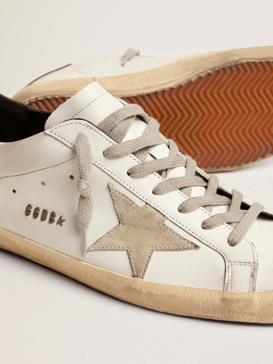heren super-star met zwarte hielversteviging en metalen studs met letters.