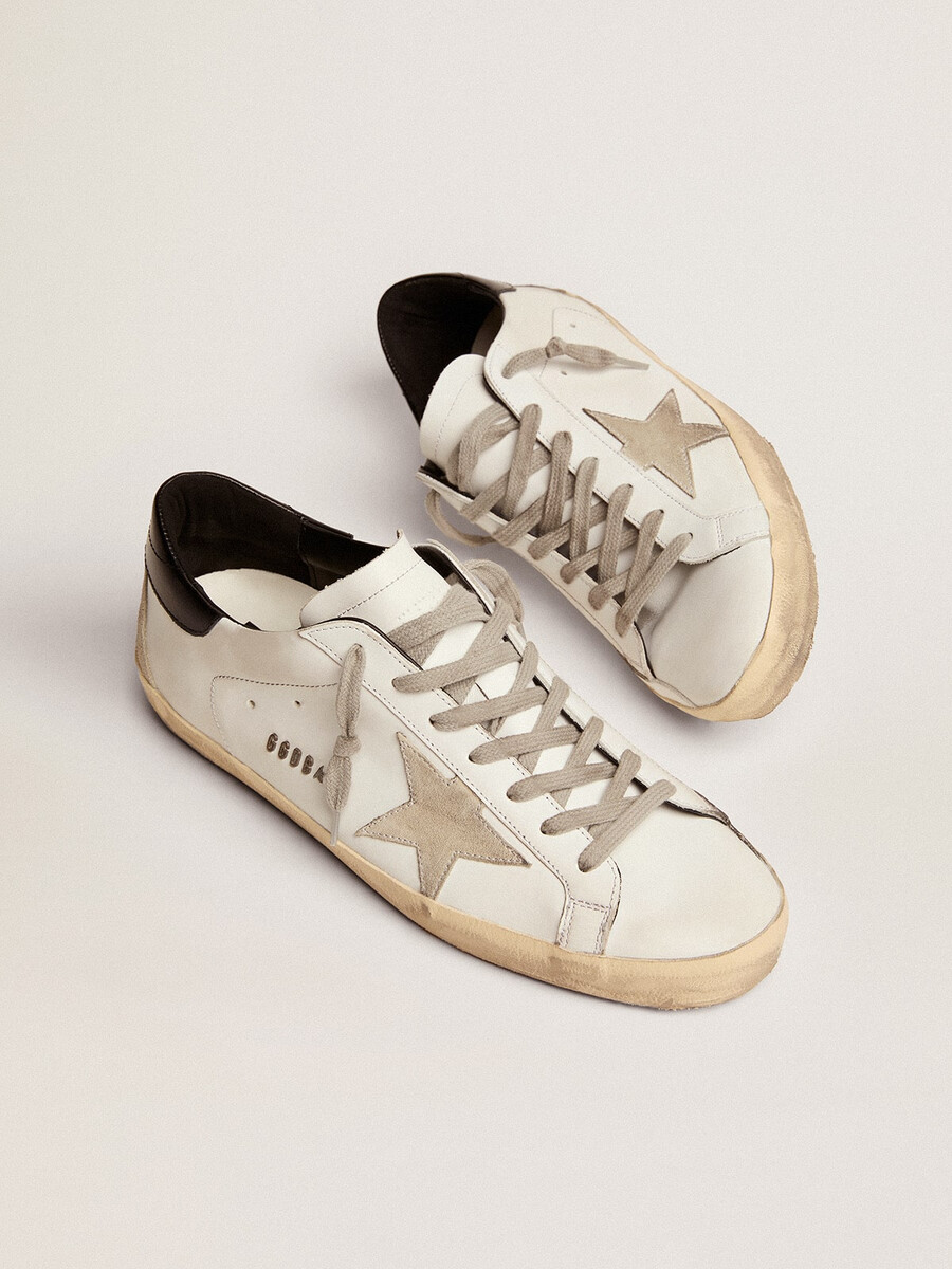 heren super-star met zwarte hielversteviging en metalen studs met letters.