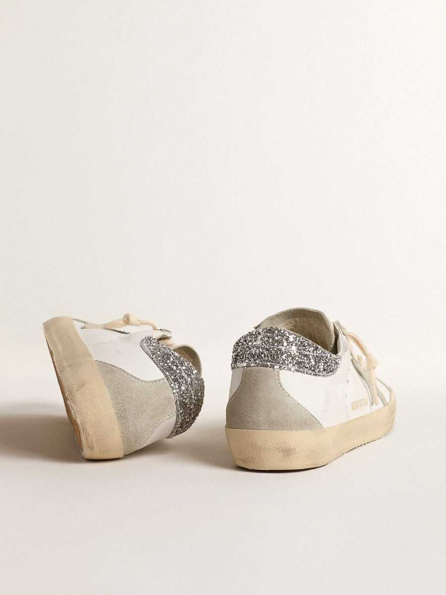 dames super-star met grijze ster en zilveren glitterhak.