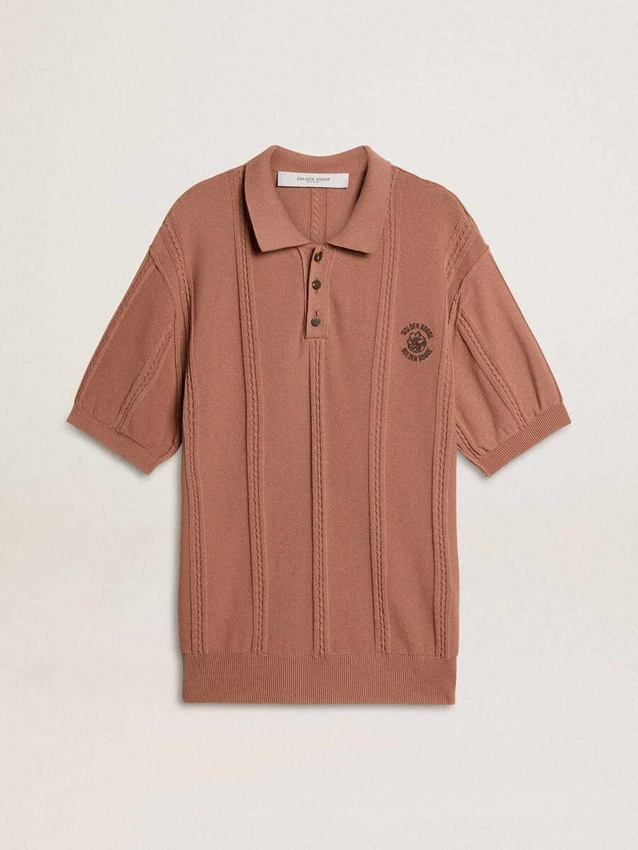 baksteenkleurige herenpolo met geborduurd logo.