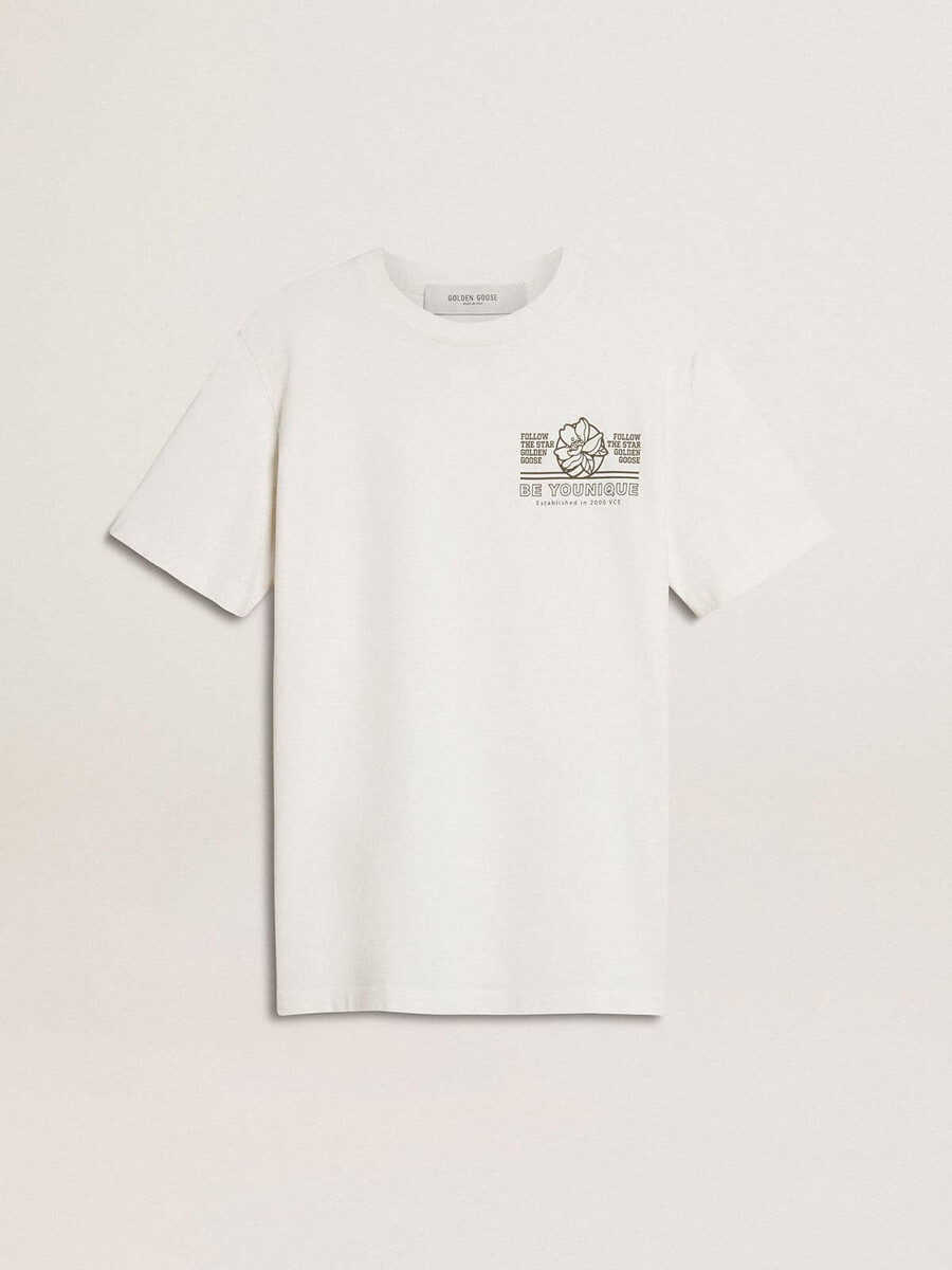 wit dames-t-shirt met zwarte opdruk op de borst.