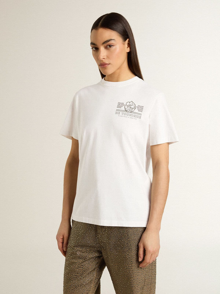 wit dames-t-shirt met zwarte opdruk op de borst.