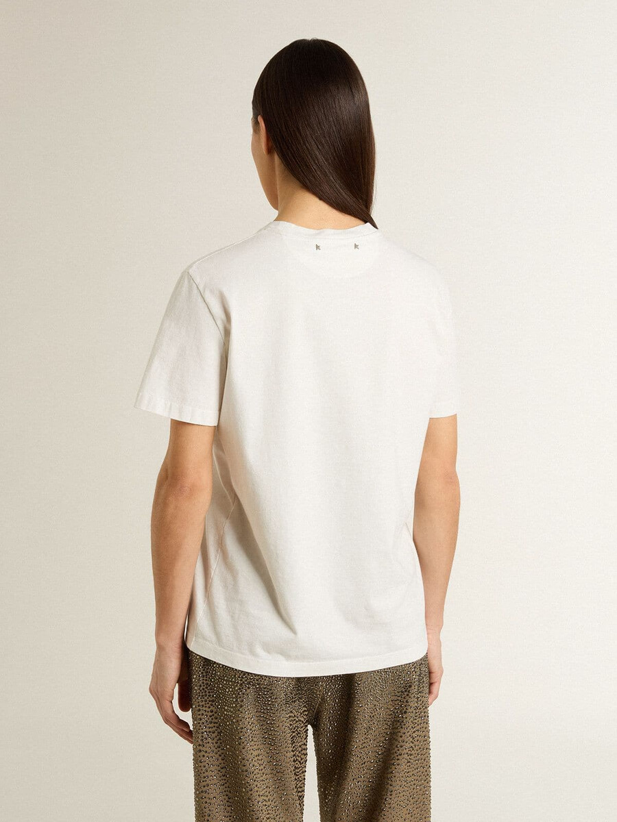 wit dames-t-shirt met zwarte opdruk op de borst.