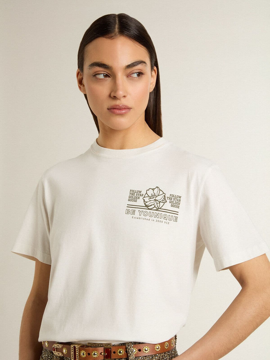 wit dames-t-shirt met zwarte opdruk op de borst.