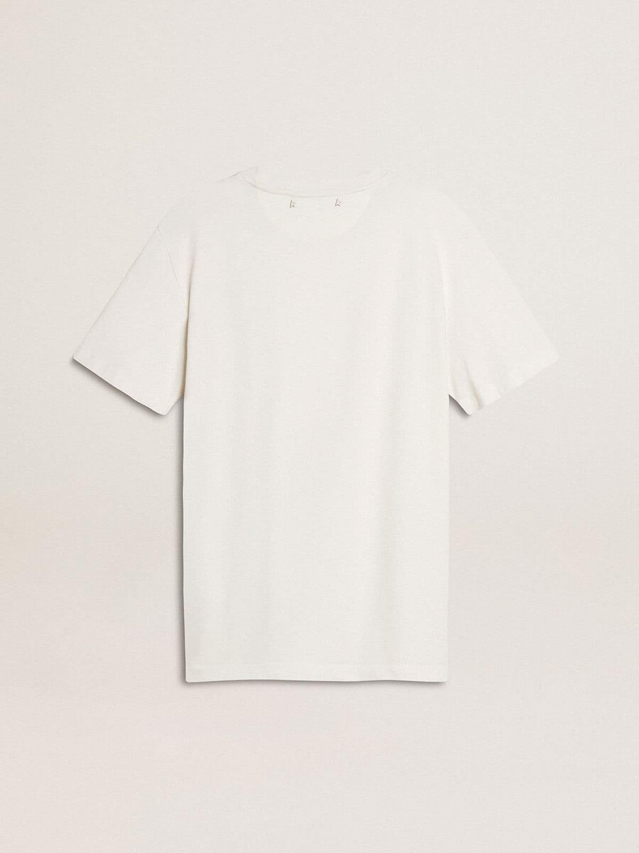 wit dames-t-shirt met zwarte opdruk op de borst.