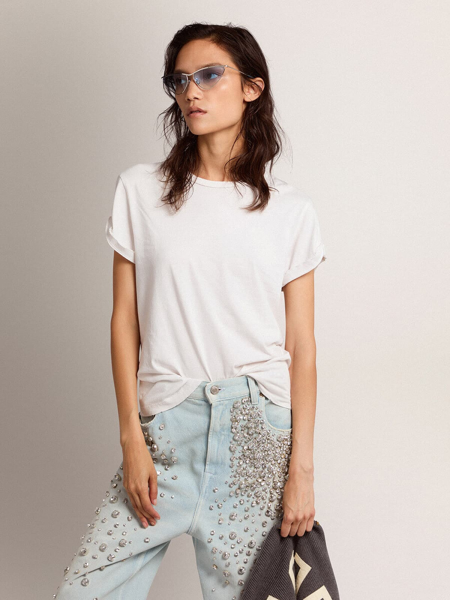 getailleerd dames-t-shirt met een verwassen look in wit.
