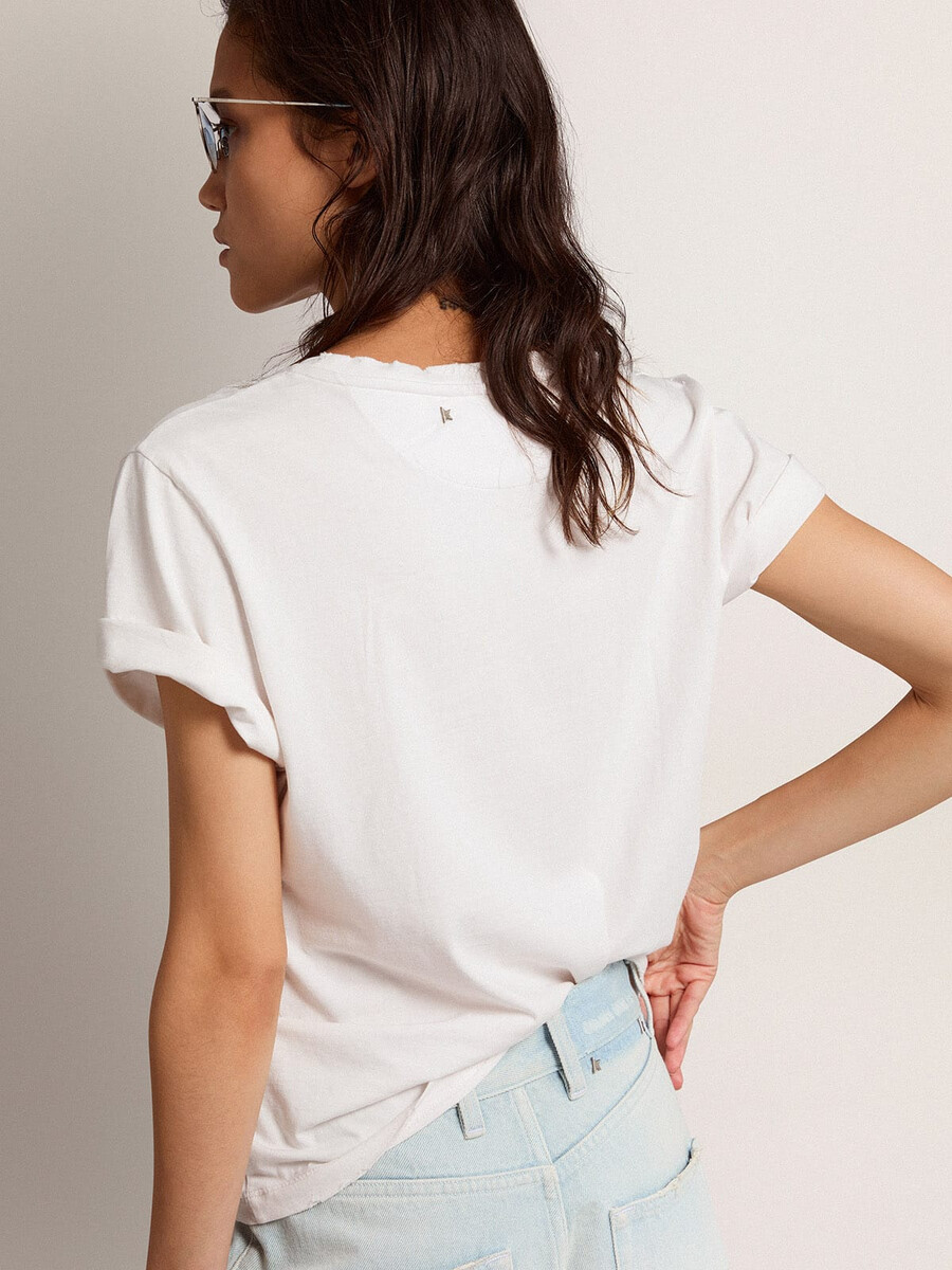 getailleerd dames-t-shirt met een verwassen look in wit.
