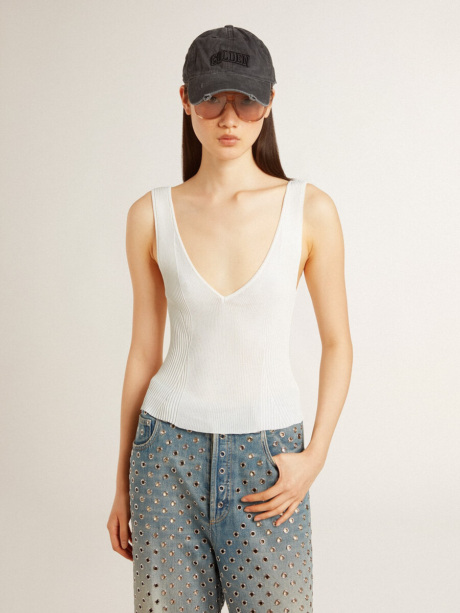 mouwloze top geborduurd met versleten witte ribbels.