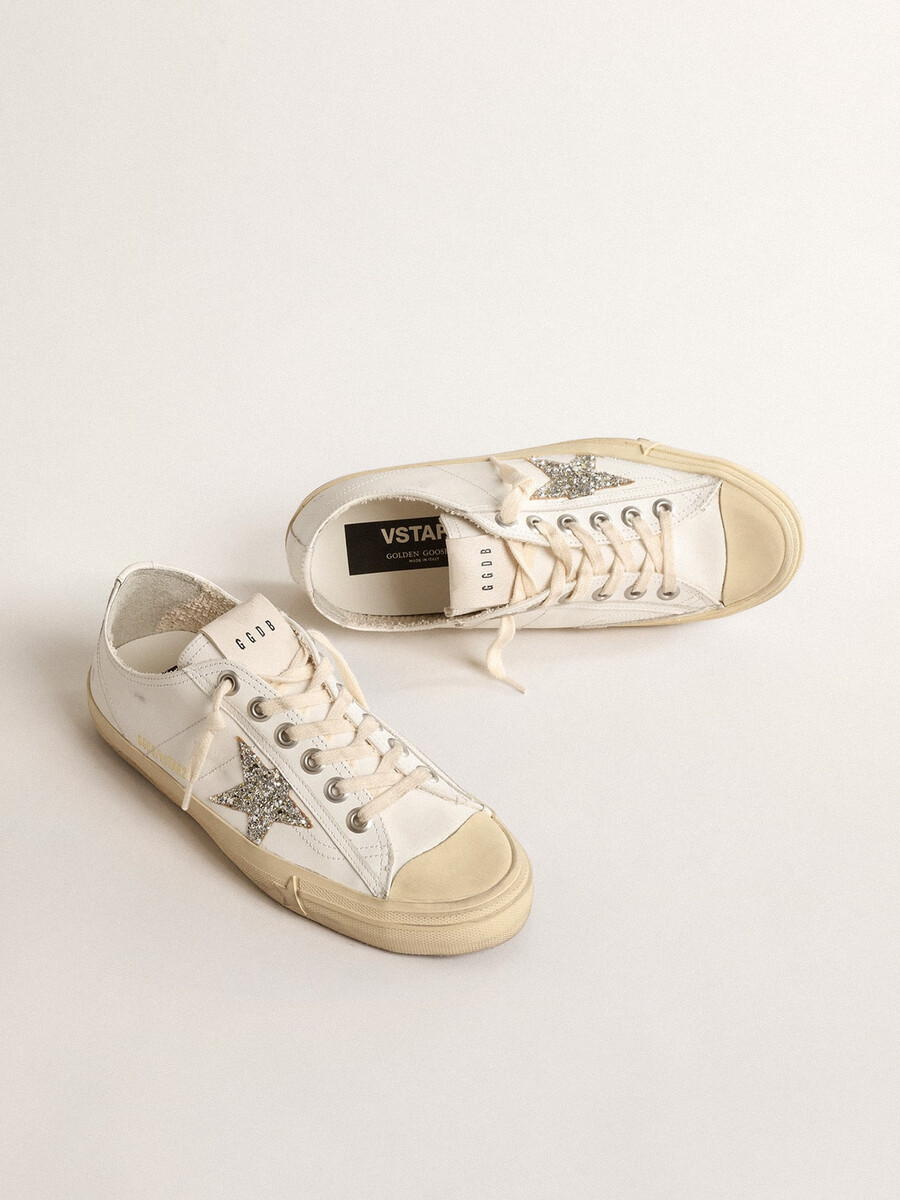 v-star in wit leer met een platina glitterster