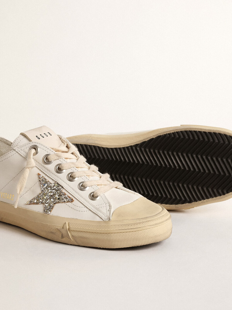 v-star in wit leer met een platina glitterster