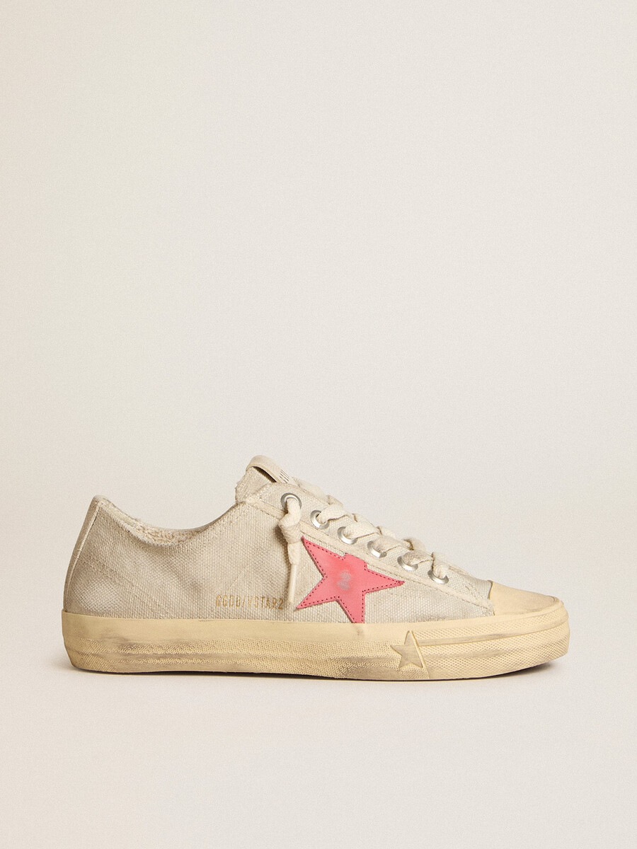 dames v-star in lichtgrijs canvas met een rode leren ster.