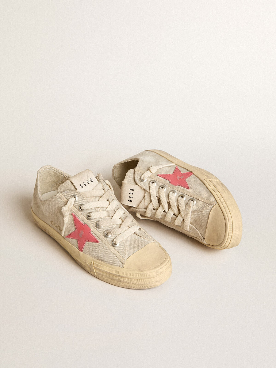 dames v-star in lichtgrijs canvas met een rode leren ster.