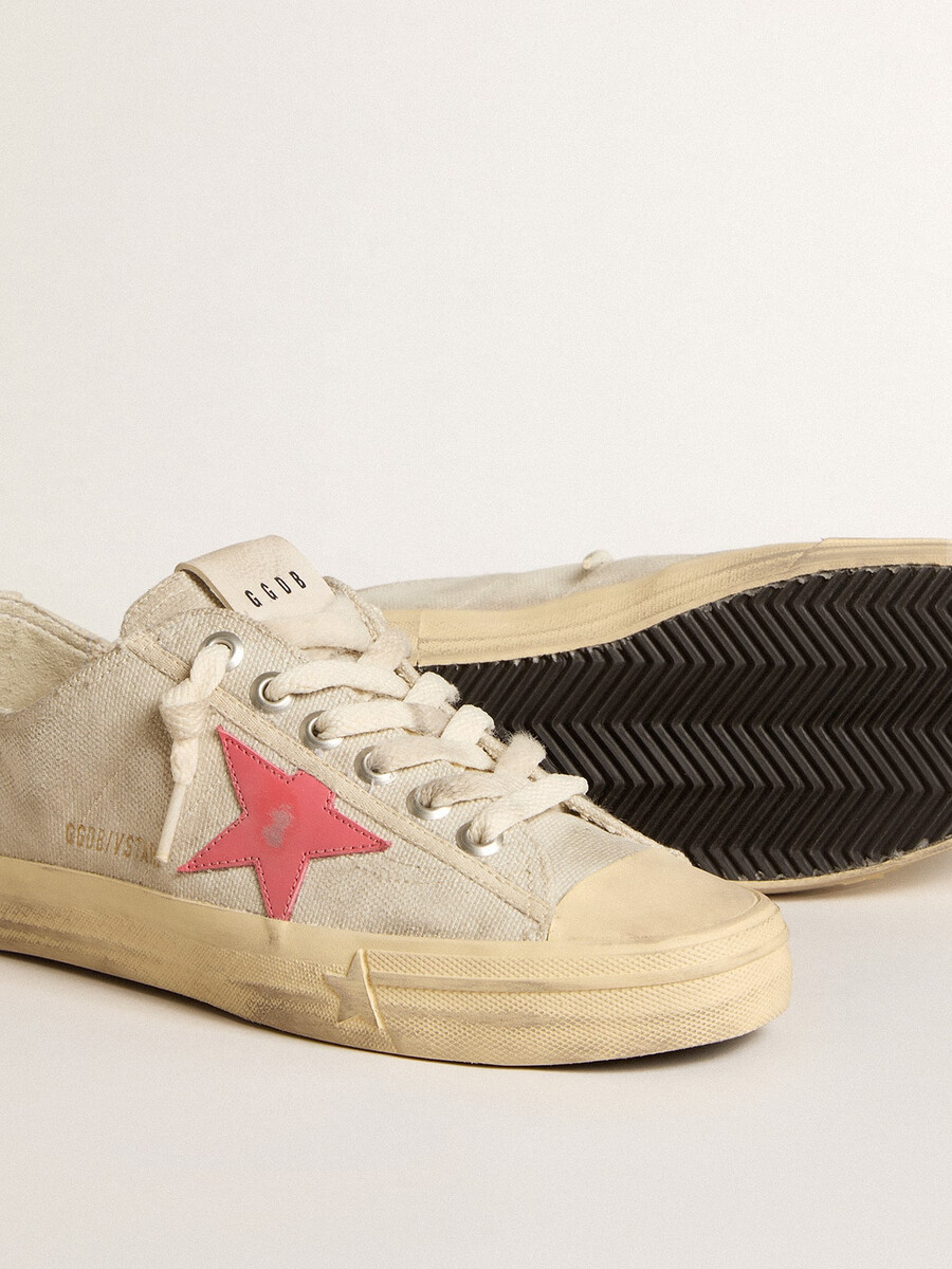 dames v-star in lichtgrijs canvas met een rode leren ster.