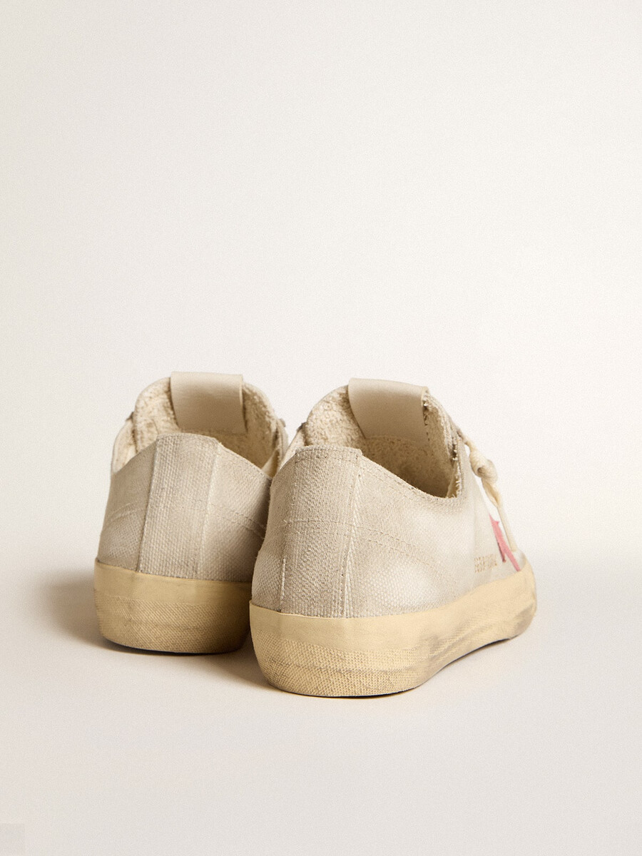 dames v-star in lichtgrijs canvas met een rode leren ster.