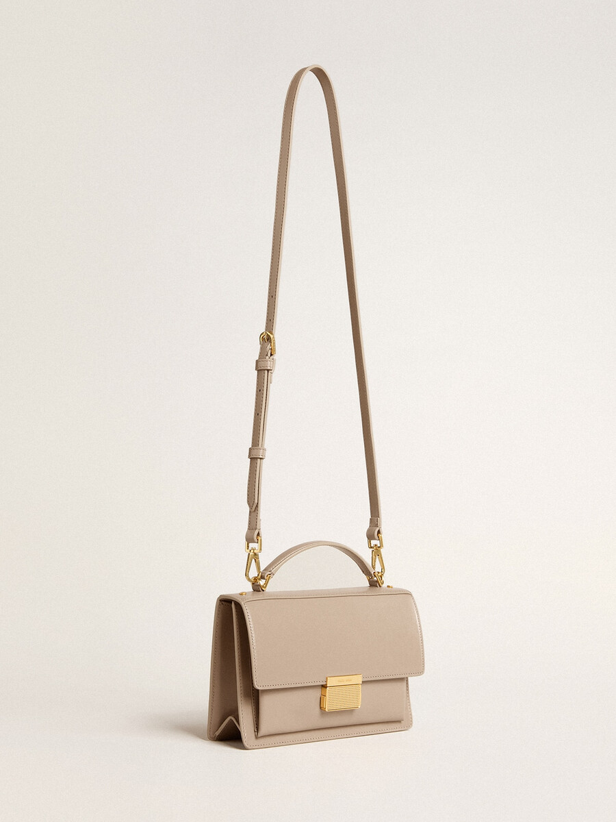 venezia-tas van beige geribbeld leer met gouden details.