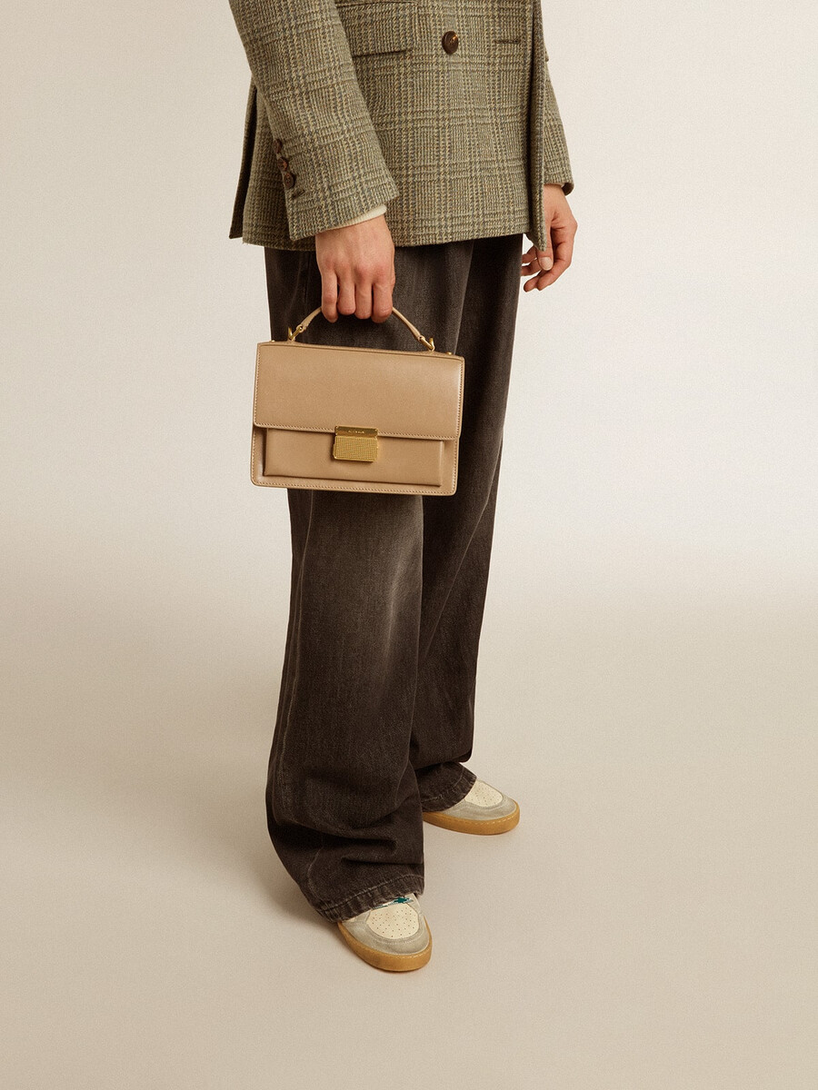 venezia-tas van beige geribbeld leer met gouden details.