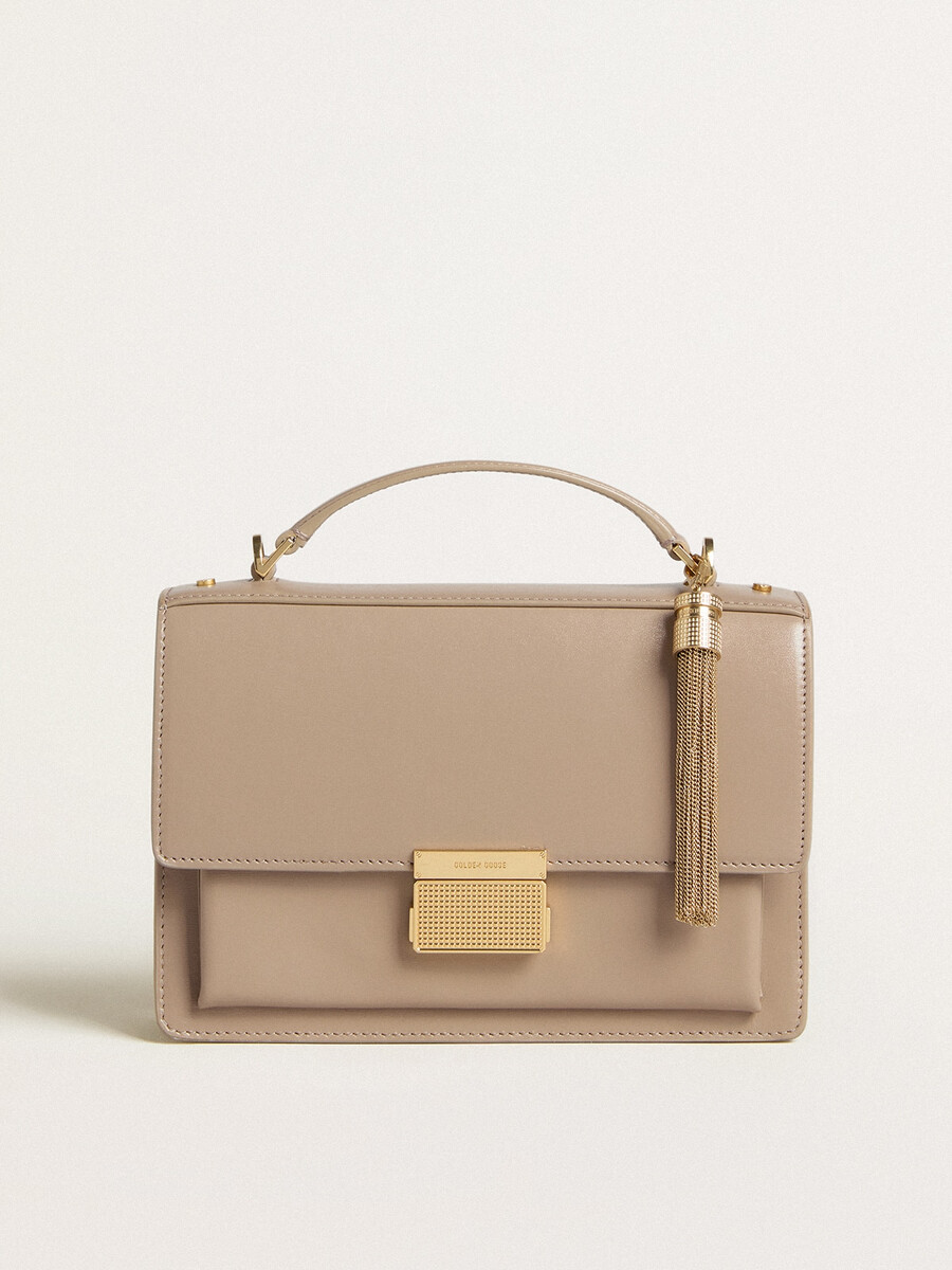 venezia-tas van beige geribbeld leer met gouden details.
